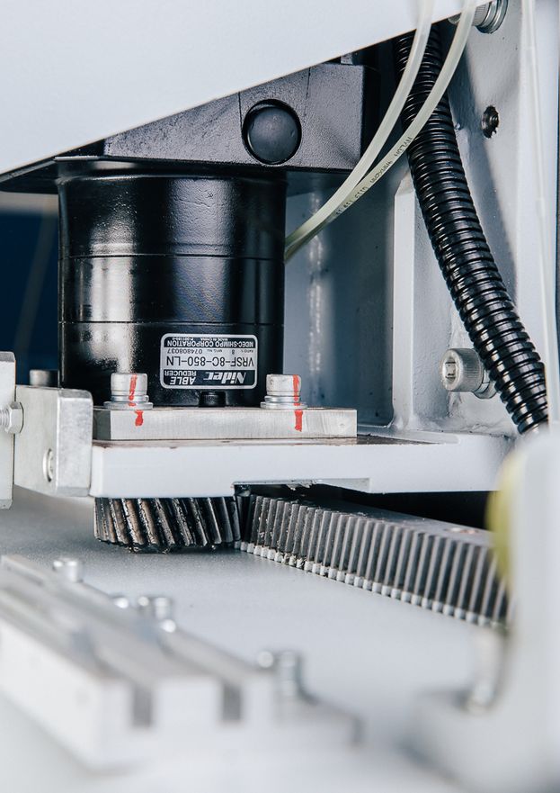 Beaver DOORCUT CNC  Косозубые передачи шестерня-рейка по осям X-Y  В отличие от передач с прямыми зубьями, косые входят в зацепление постепенно, а не сразу по всей длине  Косозубое зацепление не имеет зоны однопарного зацепления  В прямозубой пере...